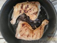 Фото приготовления рецепта: Куриные окорочка с рисом и соевым соусом, на сковороде - шаг №4