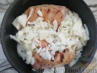 Фото приготовления рецепта: Куриные окорочка с рисом и соевым соусом, на сковороде - шаг №5