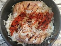 Фото приготовления рецепта: Куриные окорочка с рисом и соевым соусом, на сковороде - шаг №6