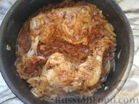 Фото приготовления рецепта: Куриные окорочка с рисом и соевым соусом, на сковороде - шаг №7