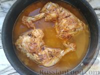 Фото приготовления рецепта: Куриные окорочка с рисом и соевым соусом, на сковороде - шаг №11