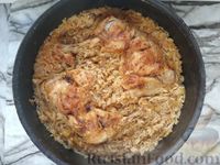 Фото приготовления рецепта: Куриные окорочка с рисом и соевым соусом, на сковороде - шаг №12