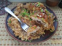 Фото приготовления рецепта: Куриные окорочка с рисом и соевым соусом, на сковороде - шаг №14