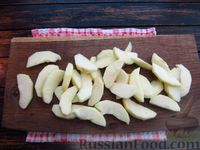 Фото приготовления рецепта: Постная шарлотка на яблочном соке - шаг №2