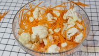 Фото приготовления рецепта: Маринованная цветная капуста с морковкой по-корейски - шаг №4