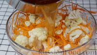 Фото приготовления рецепта: Маринованная цветная капуста с морковкой по-корейски - шаг №10