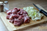 Фото приготовления рецепта: Жаркое из свинины с картошкой, помидорами и сладким перцем - шаг №2