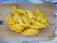 Фото приготовления рецепта: Оладьи с консервированными персиками и цедрой лимона - шаг №3