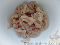 Фото приготовления рецепта: Куриное филе, тушенное с грибами и сметанно-горчичным соусом - шаг №3