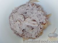 Фото приготовления рецепта: Куриное филе, тушенное с грибами и сметанно-горчичным соусом - шаг №4
