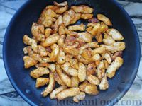 Фото приготовления рецепта: Куриное филе, тушенное с грибами и сметанно-горчичным соусом - шаг №6