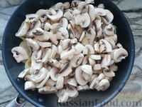 Фото приготовления рецепта: Куриное филе, тушенное с грибами и сметанно-горчичным соусом - шаг №9