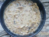 Фото приготовления рецепта: Куриное филе, тушенное с грибами и сметанно-горчичным соусом - шаг №13