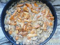 Фото приготовления рецепта: Куриное филе, тушенное с грибами и сметанно-горчичным соусом - шаг №14