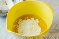Фото приготовления рецепта: Постный апельсиновый пирог с изюмом и орехами, на соке и растительном масле - шаг №11