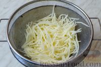Фото приготовления рецепта: Салат с картофелем пай, колбасой, помидорами и сыром - шаг №3