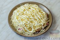 Фото приготовления рецепта: Салат с картофелем пай, колбасой, помидорами и сыром - шаг №11