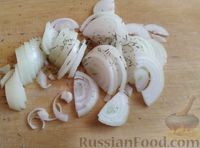 Фото приготовления рецепта: Скумбрия, запечённая с луком (в рукаве) - шаг №4