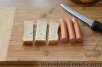 Фото приготовления рецепта: Сосиски с хлебом на шпажках (в сковороде) - шаг №2
