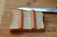 Фото приготовления рецепта: Сосиски с хлебом на шпажках (в сковороде) - шаг №3
