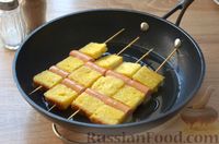 Фото приготовления рецепта: Сосиски с хлебом на шпажках (в сковороде) - шаг №7