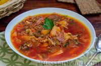 Фото к рецепту: Свекольный суп с капустой, маринованными огурцами и брынзой