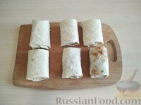 Фото приготовления рецепта: Конвертики из лаваша с плавленым сыром и зеленью - шаг №4