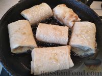 Фото приготовления рецепта: Конвертики из лаваша с плавленым сыром и зеленью - шаг №6