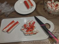 Фото приготовления рецепта: Яичный салат с лавашом, крабовыми палочками и консервированной кукурузой - шаг №3