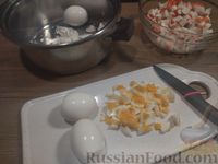 Фото приготовления рецепта: Яичный салат с лавашом, крабовыми палочками и консервированной кукурузой - шаг №4