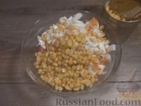 Фото приготовления рецепта: Яичный салат с лавашом, крабовыми палочками и консервированной кукурузой - шаг №5