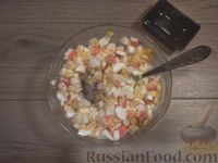 Фото приготовления рецепта: Яичный салат с лавашом, крабовыми палочками и консервированной кукурузой - шаг №6