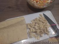 Фото приготовления рецепта: Яичный салат с лавашом, крабовыми палочками и консервированной кукурузой - шаг №7