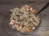 Фото приготовления рецепта: Яичный салат с лавашом, крабовыми палочками и консервированной кукурузой - шаг №9