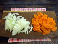 Фото приготовления рецепта: Скумбрия, запечённая с картофелем, морковью и луком в майонезе - шаг №2
