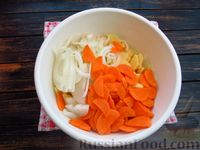 Фото приготовления рецепта: Скумбрия, запечённая с картофелем, морковью и луком в майонезе - шаг №5