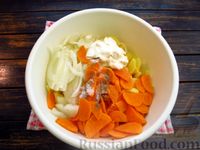 Фото приготовления рецепта: Скумбрия, запечённая с картофелем, морковью и луком в майонезе - шаг №6