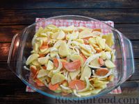 Фото приготовления рецепта: Скумбрия, запечённая с картофелем, морковью и луком в майонезе - шаг №10