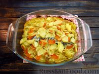 Фото приготовления рецепта: Скумбрия, запечённая с картофелем, морковью и луком в майонезе - шаг №11