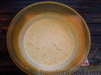 Фото приготовления рецепта: Медовый пирог на кефире, с шоколадной глазурью - шаг №3