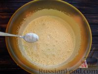 Фото приготовления рецепта: Медовый пирог на кефире, с шоколадной глазурью - шаг №5