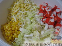 Фото приготовления рецепта: Салат "5 минут" из пекинской капусты и крабовых палочек - шаг №8