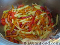 Фото приготовления рецепта: Салат из пекинской капусты с морковью, кукурузой и колбасным сыром - шаг №7