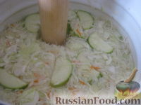 Фото приготовления рецепта: Квашеная капуста с яблоками - шаг №9