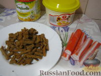 Фото приготовления рецепта: Салат с сухариками и крабовыми палочками - шаг №1