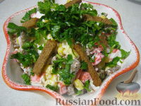 Фото приготовления рецепта: Салат с сухариками и крабовыми палочками - шаг №7