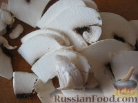 Фото приготовления рецепта: Отбивные с грибами и сыром - шаг №6