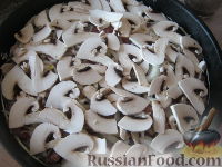 Фото приготовления рецепта: Отбивные с грибами и сыром - шаг №10