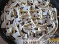 Фото приготовления рецепта: Отбивные с грибами и сыром - шаг №11