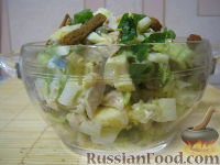 Фото к рецепту: Салат куриный с пекинской капустой и сухариками